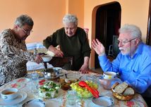 dôchodcovia, seniori, jedlo, obed, večera, hostina