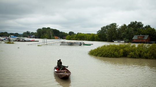 Zaplavené hausbóty na Jaroveckom ramene....