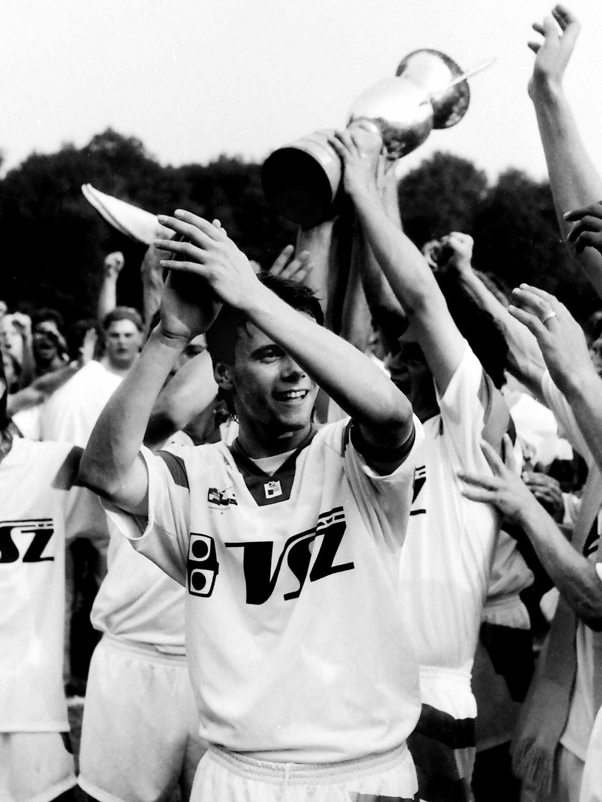 Košičania sa tešia s víťaznou trofejou. Vpredu...