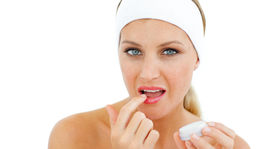 Spôsobuje balzam na pery závislosť? 