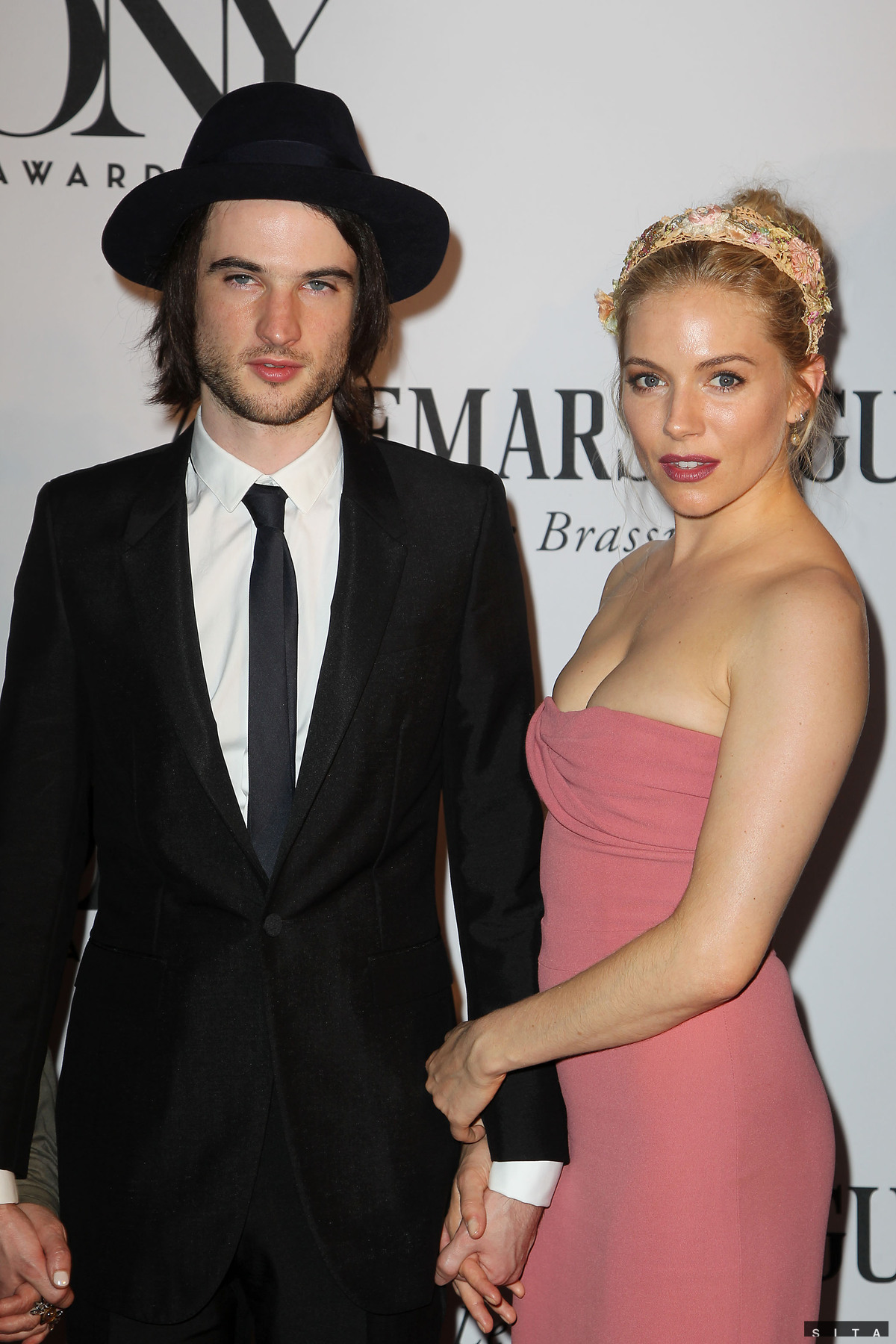 Herec Tom Sturridge s priateľkou Siennou...