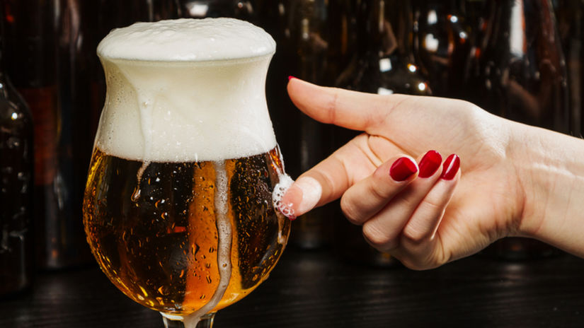 pivo, pivo v dámskej ruke, žena a pivo 