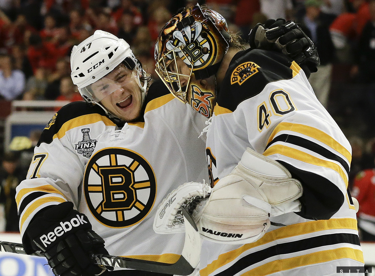 Obranca Bostonu Bruins Torey Krug oslavuje s...