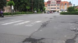Rozbité cesty sú väčšia hrozba ako autá