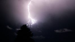 Česko zasiahli silné búrky, padali aj krúpy veľké ako pingpongové loptičky