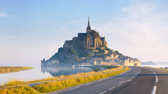 Slávny kláštor na ostrove Le Mont-Saint-Michel oslavuje 1000 rokov