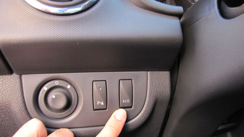 Režim ECO vyhladzuje reakcie motora a jazdí sa...