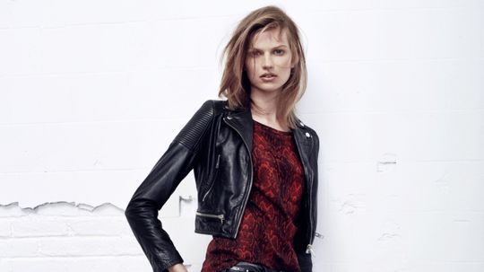 Úzke cigaretové strihy nohavíc v jesennej...