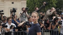 Herečka Leelee Sobieski v nohavicovom overale z...