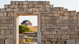 Z domu Josefa Fritzla, v ktorom znásilňoval dcéru, spraví nový majiteľ ubytovňu