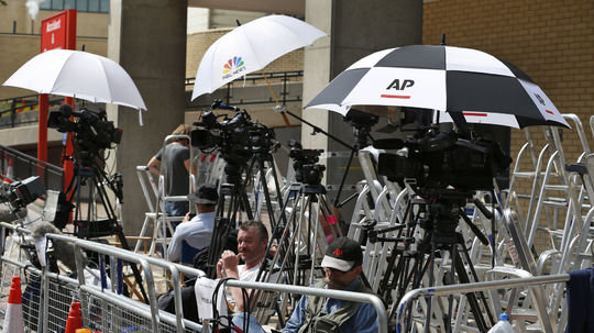 Zástupcovia médií obsadili priestor pred...