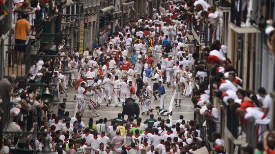 Rozzúrený býk zaútočil na mladého muža a...