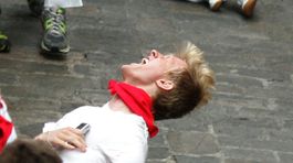 Rozzúrený býk zaútočil na mladého muža a...