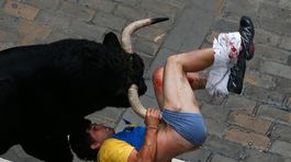 Dráma v Pamplone: Zúrivý býk nabral bežca na rohy a vláčil ho po dlažbe