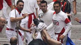 Rozzúrený býk zaútočil na mladého muža a...