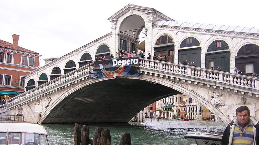 Turisti na slávnom moste Rialto v Benátkach.