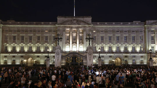 Verejnosť oslavovala pred Buckinghamským...