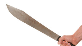 Žiarlivec mačetou napadol družku, tá bojuje o život