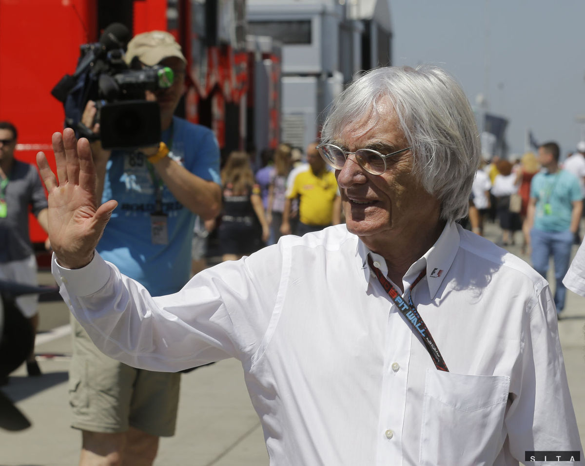 Bernie Ecclestone na archívnej snímke máva...