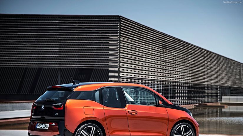 Hmotnosť elektromobilu BMW i3 je necelých 1 200...