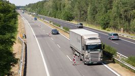 Pri nehode na diaľnici D2 sa zranili štyria ľudia