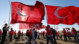 Turecko chce po voľbách prijať novú ústavu