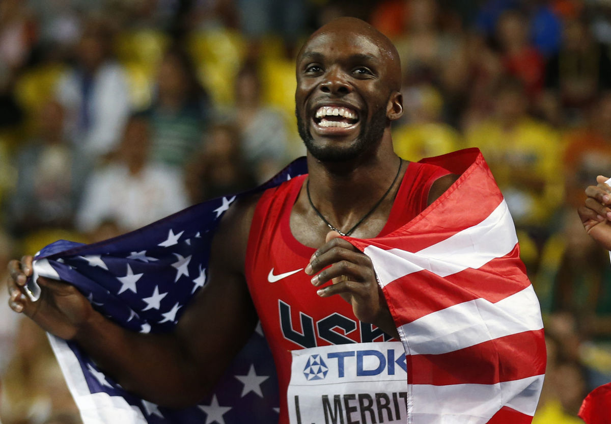 LaShawn Merritt s americkou zástavou oslavuje...