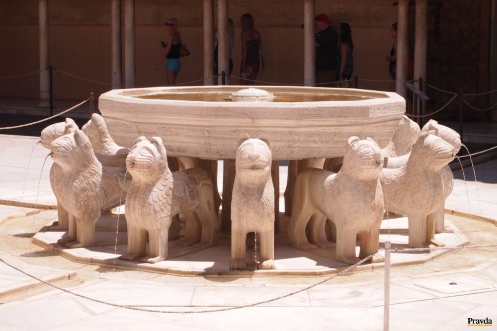 Patio de los Leones - Leví dvor.