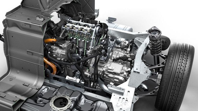 Kým zadné kolesá poháňa preplňovaný benzínový...