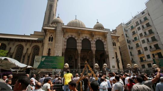 Okolie mešity na Ramzesovom námestí zaplnili...