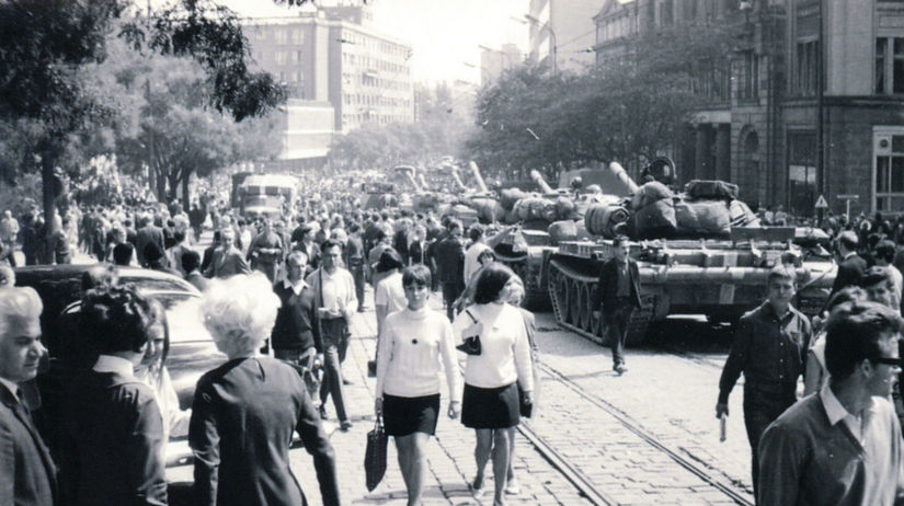 Tanky pred hlavnou poštou v Bratislave. Holan...