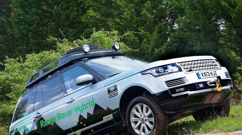 Land Rover otestuje nové hybridy počas 16 000...