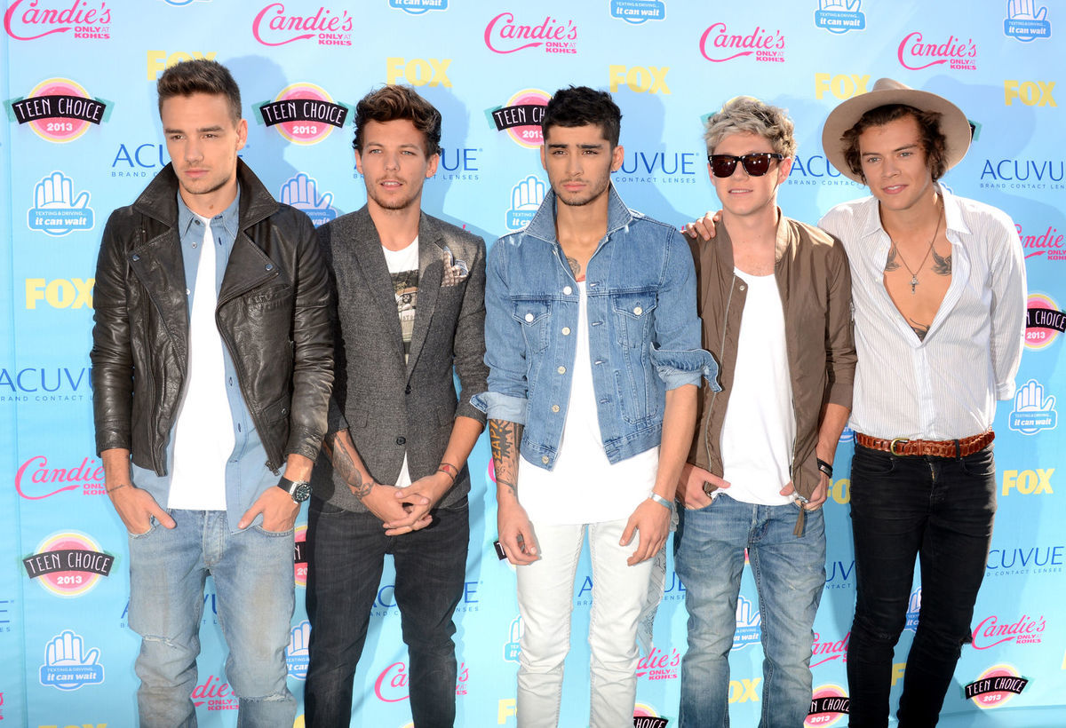 Skupina One Direction, Niall Horan druhý sprava.