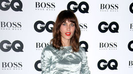 Moderátorka Alexa Chung v šatách z kolekcie...