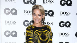 Speváčka Rita Ora v šatách z kolekcie Etro. 