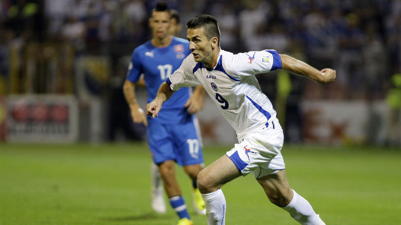 Vedad Ibiševič, prizerá sa Marek Hamšík.