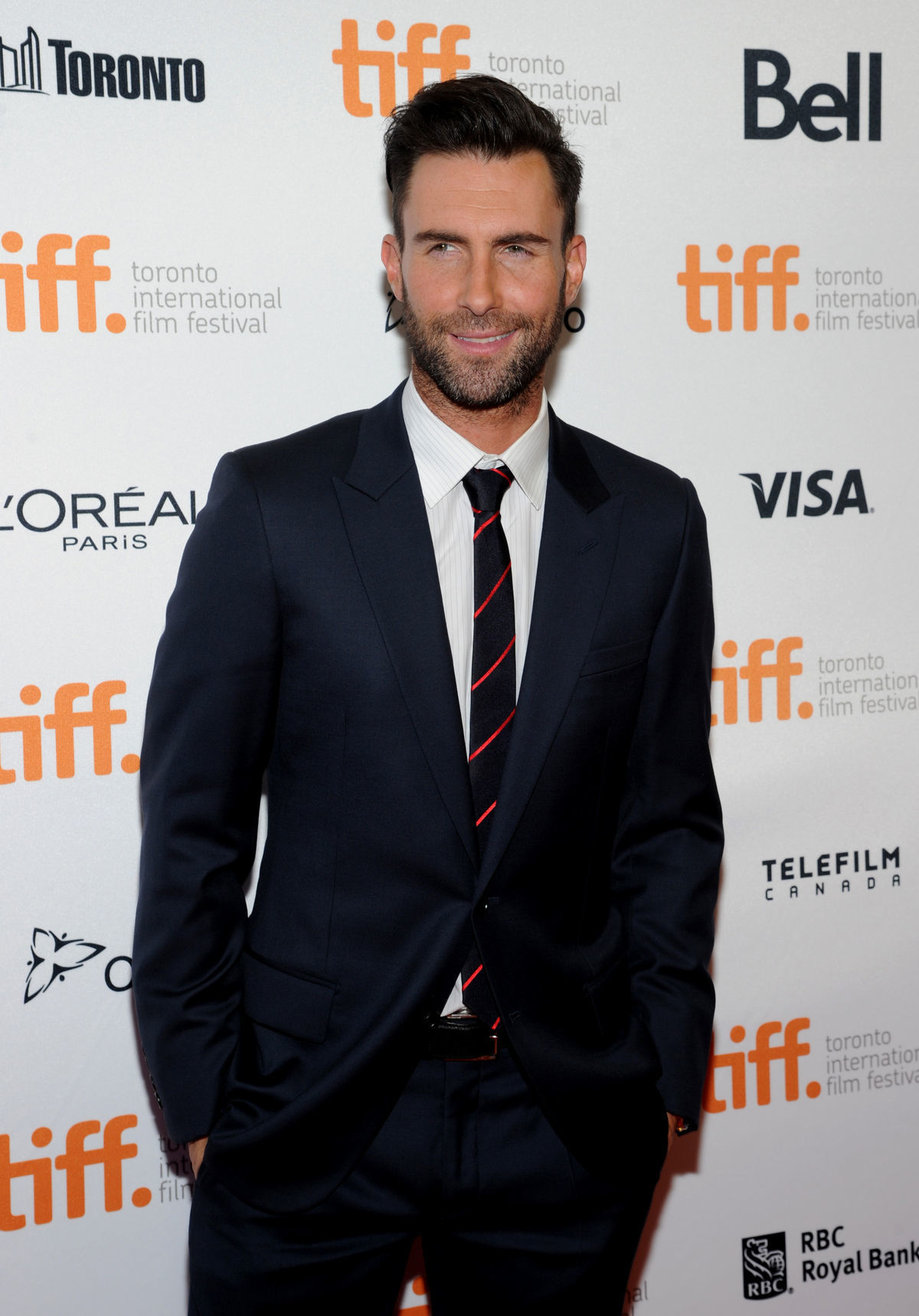 Adam Levine pózuje fotografom v Toronte.