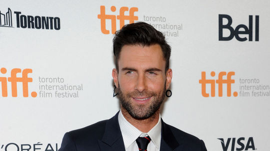 Adam Levine pózuje fotografom v Toronte.