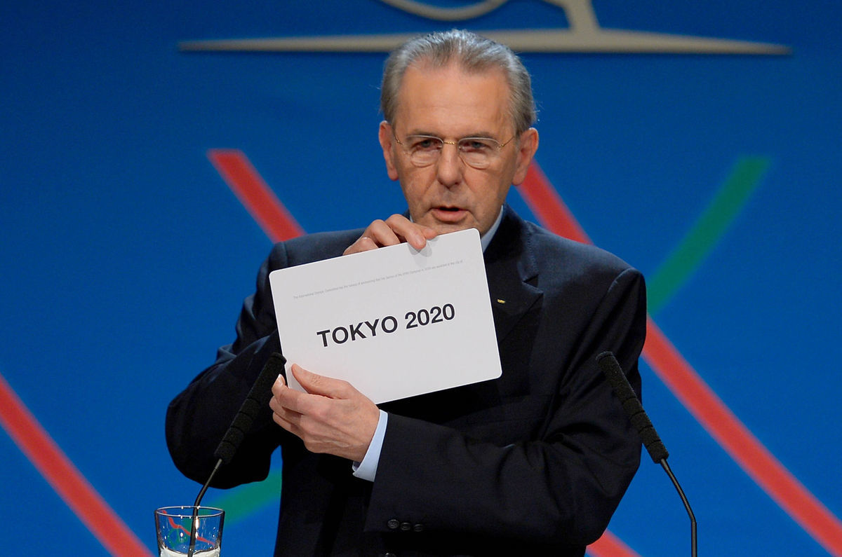 Šéf MOV Jacques Rogge s obálkou, na ktorej je...