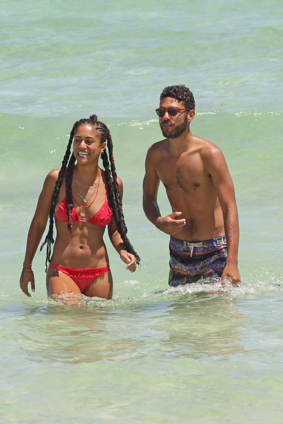 Devätnásťročný Noah Becker na pláži v Miami v...