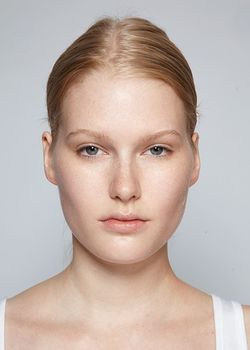 Modelka Sarah pred nalíčením pier.