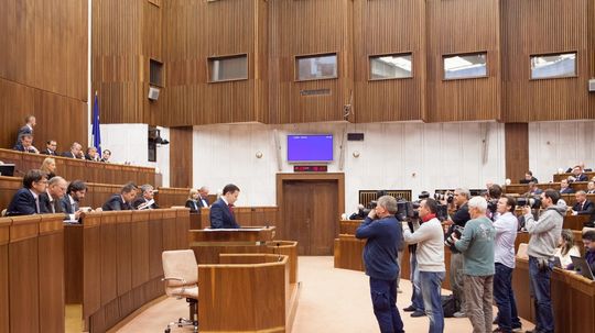 Daniel Lipšic pred objektívmi fotoaparátov a...