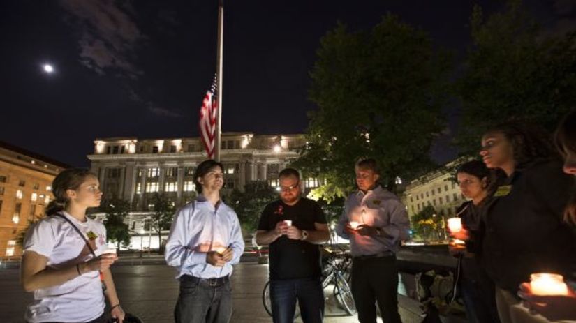 Skupina ľudí smúti na Námestí mieru vo...