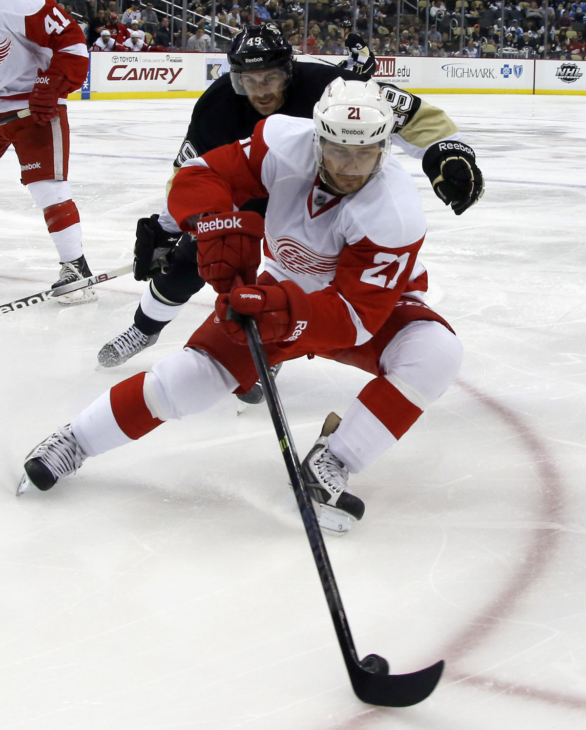 Tomáš Tatar (v popredí) z Detroitu a Brian...