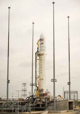 Raketa Antares tesne pred štartom s nákladnou...