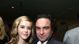 Kiernan Shipka a jej starší kolega Johnny Galecki.