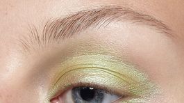 Krok 1 - líčenie viečok. 