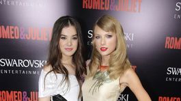 Hailee Steinfeld (vľavo) a speváčka Taylor Swift