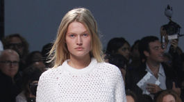 Modelka predvádza kreáciu z kolekcie Balmain na...