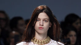 Modelka na prehliadke značky Balmain v Paríži....